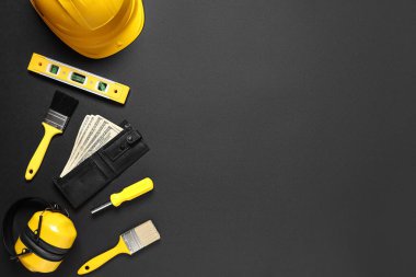 Cüzdanında para ve inşaat malzemeleri vardı.