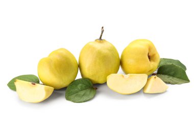 Kesilmiş parçaları ve beyaz arkaplanda yaprakları olan taze quinces