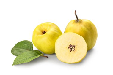 Kesik parçalı taze bıldırcınlar ve beyaz arkaplanda yapraklar