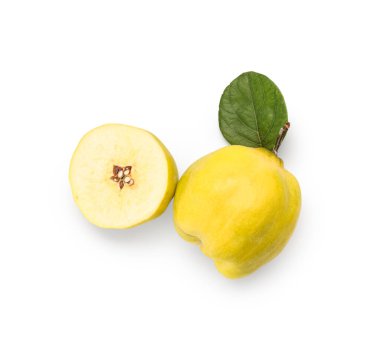 Beyaz arkaplanda kesilmiş parça ve yaprak ile taze ayva