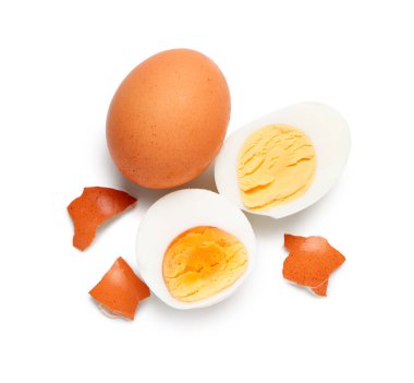 Beyaz arka planda kabuklu taze haşlanmış yumurta.