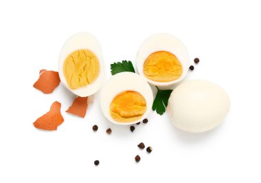 Maydanozlu nefis haşlanmış yumurta, karabiber ve beyaz arka planda kabuk.