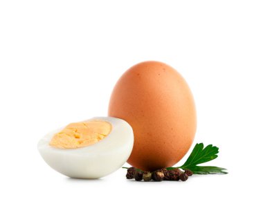 Beyaz arka planda maydanozlu haşlanmış yumurta.