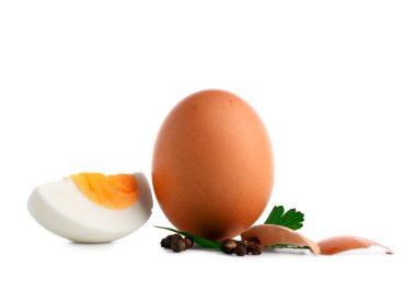 Maydanozlu haşlanmış yumurta, karabiber ve beyaz arka planda kabuk.