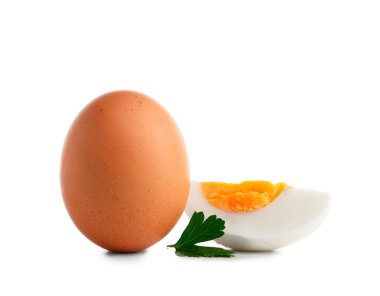 Beyaz arka planda maydanozlu haşlanmış yumurta.