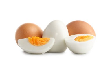 Beyaz arka planda taze haşlanmış yumurta.