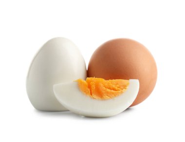 Beyaz arka planda taze haşlanmış yumurta.