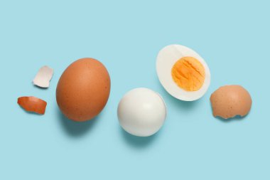 Mavi arka planda kabuklu taze haşlanmış yumurta.