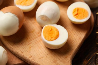 Taze yumurta ve ahşap tahtalar, yakın plan.