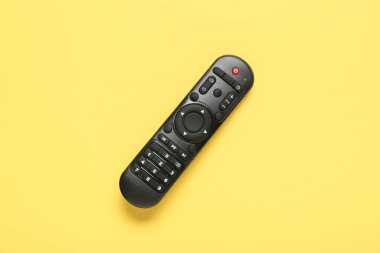 Sarı arkaplanda modern TV uzaktan kumandası