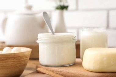 Mutfak tezgahında farklı süt ürünleri, yakın çekim.