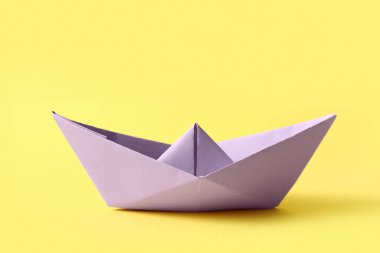 Sarı arka planda leylak kağıt tekne