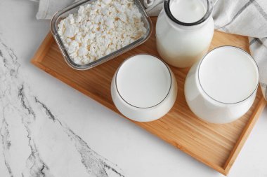 Şişe ve mermer arka planda süzme peynirli kefir.