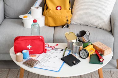 Oturma odasındaki acil durum çantasının içinde gerekli şeyler var.