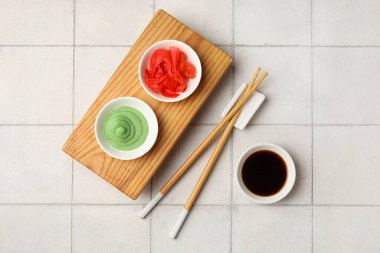 Wasabi, soya sosu ve beyaz fayanslı zencefil turşusu.