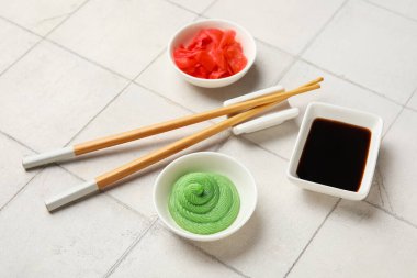 Wasabi 'li kaseler, soya sosu ve beyaz fayanslı zencefil turşusu.
