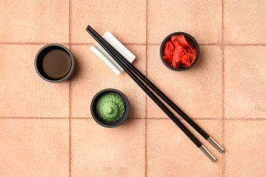 Wasabi, soya sosu ve turşulu turşulu turşular.