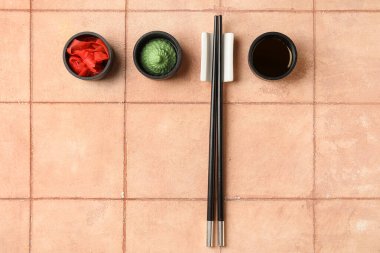 Wasabi, soya sosu ve turşulu turşulu turşular.