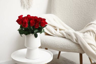 Sevgililer Günü için kırmızı güllerle dolu vazo oturma odasında, masada.