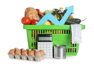 İçinde gıda ürünleri, hesap makinesi ve beyaz arka planda ok olan alışveriş sepeti. Fiyat artışı kavramı
