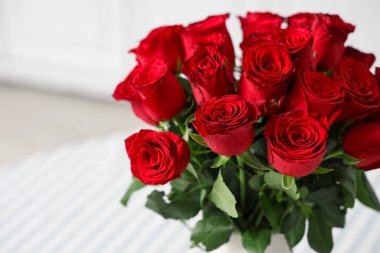 Mutfakta kırmızı güller olan vazo, yakın plan. Sevgililer Günü kutlaması