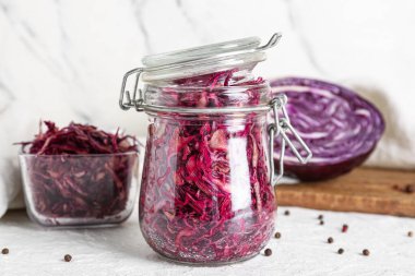 Hafif arka planda biberli lezzetli kırmızı lahana turşusu.