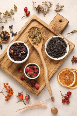 Beyaz grunge arka planında farklı kuru çayla kaseler