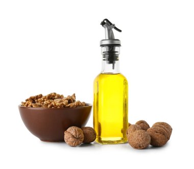 Lezzetli cevizli kase ve beyaz arka planda bir şişe yağ.