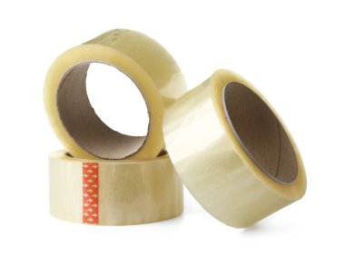 Beyaz arkaplanda yapışkan bant ruloları