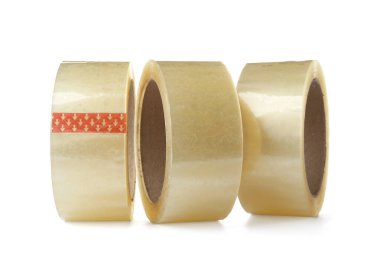 Beyaz arkaplanda yapışkan bant ruloları