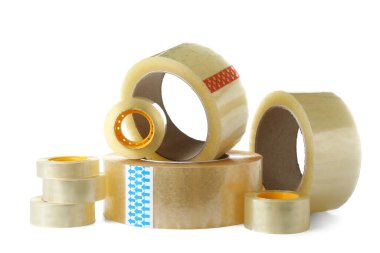 Beyaz arkaplanda birçok yapışkan bant ruloları