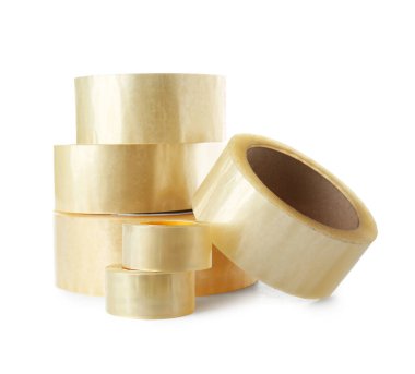 Beyaz arkaplanda birçok yapışkan bant ruloları