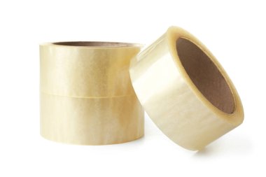 Beyaz arkaplanda yapışkan bant ruloları