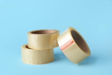 Mavi arkaplanda yapışkan bant ruloları