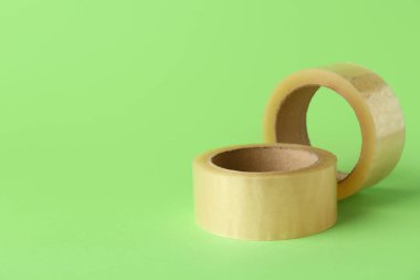 Yeşil arkaplanda yapışkan bant ruloları