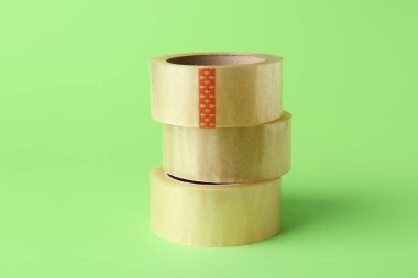 Yeşil arkaplanda yapıştırıcı bant yığınları