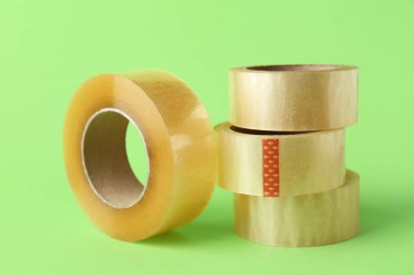 Birçok yapışkan bant yeşil zemin üzerinde rulo