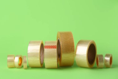 Birçok yapışkan bant yeşil zemin üzerinde rulo