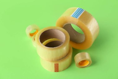 Birçok yapışkan bant yeşil zemin üzerinde rulo