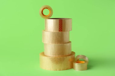 Birçok yapışkan bant yeşil zemin üzerinde rulo