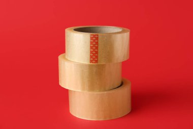 Kırmızı arkaplanda yapıştırıcı bant yığını