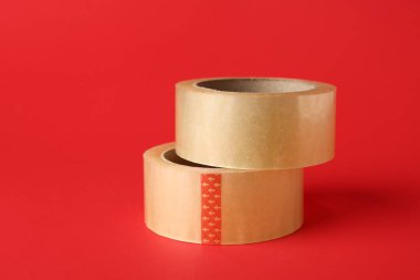 Kırmızı arkaplanda yapışkan bant ruloları