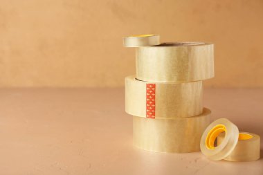 Kahverengi arkaplanda birçok yapışkan bant ruloları