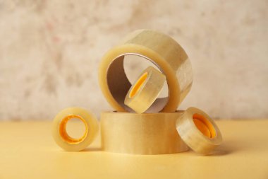 Sarı masada açık grunge duvara karşı farklı yapıştırıcı bantlar var.