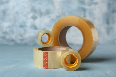 Mavi grunge arka planında farklı yapıştırıcı bantlar