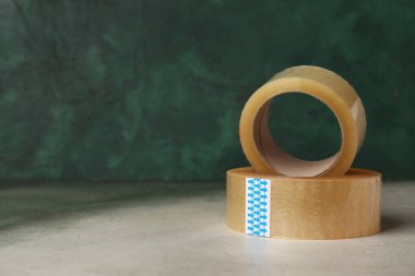 Yapışkan bant yeşil grunge duvara karşı ışık masasında rulo