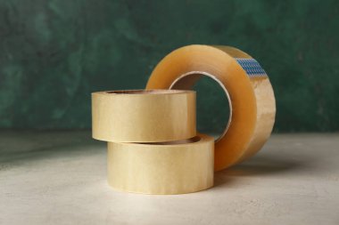 Farklı yapışkan bant yeşil grunge duvara karşı ışık masasında rulo