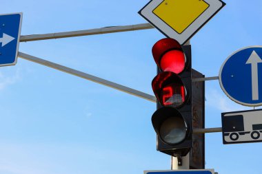 Şehirdeki yol işaretli kırmızı trafik ışıklarının görüntüsü