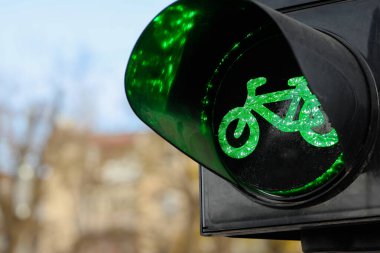 Şehirdeki yeşil bisiklet trafik ışıklarının görüntüsü, yakın çekim