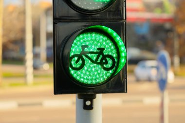 Şehirdeki yeşil bisiklet trafik ışıklarının görüntüsü, yakın çekim